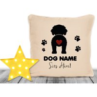 Cavachon Hunde Geschenk Personalisiertes Kissen Mit Hülle Hund Sitzt Hier Name 18x18 Für Besitzer Oder Furbaby Zu Weihnachten von Fourleafclovergifts