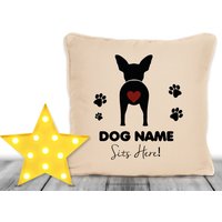 Chihuahua Hunde Geschenk Personalisiertes Kissen Mit Hülle Hund Sitzt Hier Name 18x18 Für Besitzer Oder Furbaby Weihnachten von Fourleafclovergifts