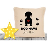 Labrador Hunde Geschenk Personalisiertes Kissen Mit Hülle Hund Sitzt Hier Name 18x18 Für Besitzer Oder Furbaby Weihnachten von Fourleafclovergifts