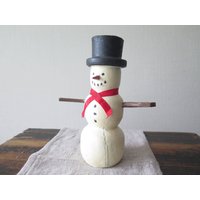 Holzfigur Schneemann Weihnachtsdekoration Mit Schwarzem Hut Handgemacht Frosty Schwedisch Nordisch Skandinavisch @233-M von FoxBoxMarket
