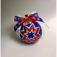 Handgemachte Weihnachtsbaumschmuck Gestepptes Weihnachtsgeschenk Für Sportfans, Handgemachte Ornament Chicago Cubs-Fan Handgemachte Weihnachtsbaumschmuck Gestepptes Weihnachtsgeschenk Für Sportfans, Handgemachte Ornament Chicago Cubs-Fan von FoxOnTheMoonLLC
