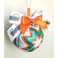 Miami Dolphins Ornament Handgemachter Weihnachtsbaumschmuck Gestepptes Weihnachtsgeschenk Für Sportfans Schmuck Delfinfan Miami Dolphins Ornament Handgemachter Weihnachtsbaumschmuck Gestepptes Weihnachtsgeschenk Für Sportfans Schmuck Delfinfan von FoxOnTheMoonLLC