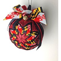 Weihnachtsbaumschmuck Für Maryland-Fans Handgemachtes Weihnachten Maryland Zustand-Flagge Verzierung Gesteppter Stoff-Weihnachtsgeschenk Umd Weihnachtsbaumschmuck Für Maryland-Fans Handgemachtes Weihnachten Maryland Zustand-Flagge Verzierung Gesteppter Stoff-Weihnachtsgeschenk Umd von FoxOnTheMoonLLC