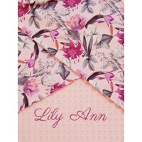 Lilie Baby-Mädchen-Personalisierte Decke, Lilie-Baby-Dusche-Personalisiertes Geschenk, Lilien-Decke Für Neugeborene, Lilien-Blumen-Kinderzimmer von FoxandMouseBoutique