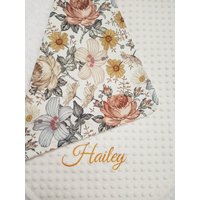 Vintage Blumen Baby-Mädchen-Decke - Blumenkrippe Bettwäsche Personalisierte Decke Erde Farbe Kinderzimmer Minky Name Neugeborene Geschenk von FoxandMouseBoutique