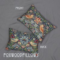 Erdbeer-Dieb-Kissen, Dunkle Teal-Farbtöne, William Morris, Arts & Crafts-Bewegung, Akzentkissen von Foxwoodpillows