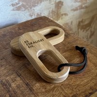 Flaschenöffner - Holz Gravur Handgemacht Geschenk Vatertag Es Eskaliert Eh von Frachtholz