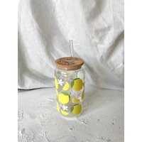 Zitronen-Blümchen Trinkglas Mit Glasstrohhalm Und Bambusdeckel | Eiskaffeglas Matcha Glas Nachhaltiges Zitronen Trinkbecher Zitronen-Blümchen Trinkglas Mit Glasstrohhalm Und Bambusdeckel | Eiskaffeglas Matcha Glas Nachhaltiges Zitronen Trinkbecher von FraeuleinAnnKathrin