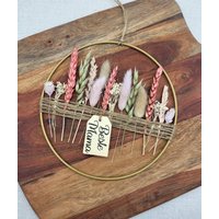 Personalisierter Türkranz Mit Trockenblumen | Deko Zum Aufhängen Boho Trockenblumenkranz Türdeko Trockenblumenring Fensterdeko Personalisierter Türkranz Mit Trockenblumen | Deko Zum Aufhängen Boho Trockenblumenkranz Türdeko Trockenblumenring Fensterdeko von FraeuleinBelle