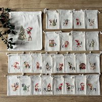 Weihnachtskalender Aus 24 Säckchen Mit Süßen Weihnachts - Wichtel Motiven Zum Selbst Befüllen Inkl. Personalisierbaren Geschenkbeutel von FraeuleinFred