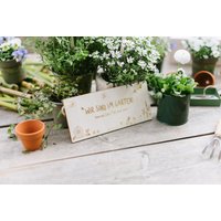 Holzschild "Wir Sind Im Garten + Namen' von FraeuleinKsagtJa