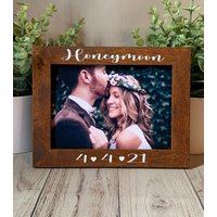 5x7 Honeymoon Bilderrahmen, Benutzerdefinierter Hochzeit Hochzeitsgeschenk, Personalisierter Bilderrahmen von FrameMyPhoto