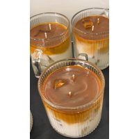 Latte Kaffee Kerze 10Oz | Echtglas-Becher, Karamell-Duft Latte Kaffee Kerze 10Oz | Echtglas-Becher, Karamell-Duft von FrameandFire