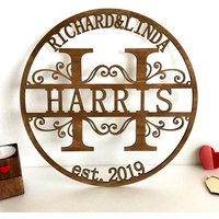 Personalisierte Holzschild Nachname | Zwei Namen, Geteilter Buchstabe & Hergestelltes Jahr Hochzeits-Monogramm Personalisierte Holzschild Nachname | Zwei Namen, Geteilter Buchstabe & Hergestelltes Jahr Hochzeits-Monogramm von FranJohnsonHouse