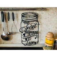 Die Geheime Zutat Ist Liebe Zeichen Personalisiertes Glas Benutzerdefinierte Lustige Küche Kochen Liebhaber Metall Wand Kunst Plaque Mütter Esszimmer von FranJohnsonHouse