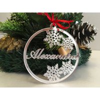 Personalisierte Weihnachten Name Ornamente Mit Laser Geschnittenen Schneeflocken | Benutzerdefinierte Weihnachtskugeln Handgemachter Baumschmuck Personalisierte Weihnachten Name Ornamente Mit Laser Geschnittenen Schneeflocken | Benutzerdefinierte Weihnachtskugeln Handgemachter Baumschmuck von FranJohnsonHouse