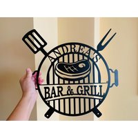 Personalisiertes Bar & Grill Namensschild Metall Wandkunst Benutzerdefinierte Grillplatte Outdoor Küche Dekor Home Hängeschild Einweihungsgeschenk von FranJohnsonHouse