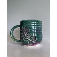 Lila Und Grüne Blatt Blätter Geschnitzte Handgemachte Keramik Kaffee Tee Tasse Lila Und Grüne Blatt Blätter Geschnitzte Handgemachte Keramik Kaffee Tee Tasse von FrandsenPottery