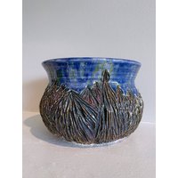 Mittelgroße Blaue Sternenhimmel Und Rosa Berge Handgefertigte Keramik Blumenvase Mit Schnitzereien Mittelgroße Blaue Sternenhimmel Und Rosa Berge Handgefertigte Keramik Blumenvase Mit Schnitzereien von FrandsenPottery