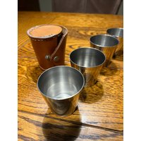 Vintage Reise Schnapsbecher Set Edelstahl Im Lederetui - Stapelbar Vintage Reise Schnapsbecher Set Edelstahl Im Lederetui - Stapelbar von FranmoPotpourri