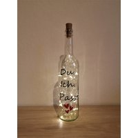 Leuchtflasche - Weinflasche Lichterkette Du. Ich. Passt. Herz Flaschenlicht Personalisierbar Geschenk Freund Freundin Hochzeit Valentinstag von FranzisDekostuebchen