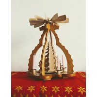 Deutsche Weihnachtspyramide, Vintage Holzkarussell Mit Kerzenhaltern Und Kerzen, Darstellung Von Holz Tiermotiven, Geschnitztes von FrauAntics