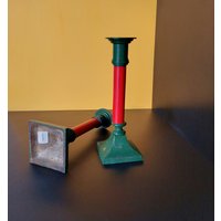 Paar Antike Kerzenständer Aus Metall, Rot Und Grün Im Industriellen Bauhaus-Look von FrauAntics