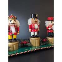 Vintage Nussknackersoldaten, 3Er Set Kleinerer Deutscher Nussknackerfiguren Aus Holz, Farbenfrohe Traditionelle Festliche Dekoration von FrauAntics