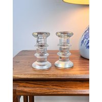 Kerzenhaltern Von Staffan Gellerstedt I Pukeberg Schweden Glas, 1970Er, Glas Kerzenhalter, 2Er Set Kerzenständer, 12 cm Kerzenhaltern Von Staffan Gellerstedt I Pukeberg Schweden Glas, 1970Er, Glas Kerzenhalter, 2Er Set Kerzenständer, 12 cm von FrauVaseDesigns