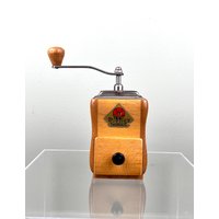 Vintage Kaffeemühle Pe De Dienes Mokka Holz I Peter Manuelle Handmühle Alte Mühle Modell 550 Vintage Kaffeemühle Pe De Dienes Mokka Holz I Peter Manuelle Handmühle Alte Mühle Modell 550 von FrauVaseDesigns