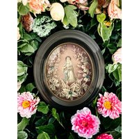 Antikes Heiligenbild Mit Einer Madonna Und Blumen Im Glasrahmen von FrauvonMuecke