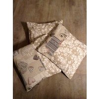 Set Aus 3 Kissenbezügen Mit Einer Seitenlänge Von 40 cm Und Verschiedenen Aufdrucken in Beige Weiß von Frechkacreation