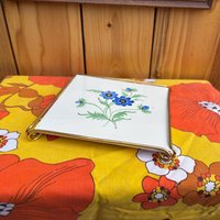 Untersetzer Aus Keramik, Unterlage Heiße Töpfe, Vintage Boizenburg Untersetzer, Mit Blumenfliese Und Goldener Halterung von FrechundBecherLaden