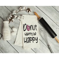Donut Sorge Be Happy | Geschirrtuch Lustiger Spruch Küchenhandtuch Gemüse-Wortspiel Song Lyric Wortspiel Humorvolles Donut Sorge Be Happy | Geschirrtuch Lustiger Spruch Küchenhandtuch Gemüse-Wortspiel Song Lyric Wortspiel Humorvolles von FreckledRosesDesigns