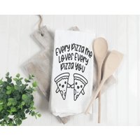 Every Pizza Me Loves You | Geschirrtuch Lustiges Spruch Küchenhandtuch Gemüse Pun Song Lyric Pun| Humorvolles von FreckledRosesDesigns