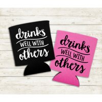 Getränke Gut Mit Anderen Dosenkühler, Lustiger Getränkegeschenk, Getränk Hugger, Dosenhülse, Getränkgeschenk, Bierdosenhülse, Sommerzeit von FreckledRosesDesigns
