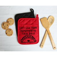 Let Es Give Them Something To Taco Bout | Lustige Phrase Pun Song Lyric Topfhalter Einzigartiges Hot Pad Muttertagsgeschenk von FreckledRosesDesigns