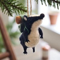 Handgemachter Filz-Dachs Mit Rucksack & Schlafsack, Weihnachtsbaumschmuck Handgemachter Filz-Dachs Mit Rucksack & Schlafsack, Weihnachtsbaumschmuck von FredFoundIt