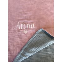 Personalisierte Wendedecke Aus Tripple Musselin, Warm Und Weich, Decke Für Babys & Kinder Erwachsene Mit Spezialangefertigter Stickerei von FreddysHomeNo1