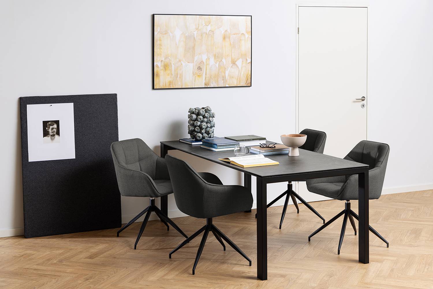 home24 Drehbarer Armlehnenstuhl Sidaon 58 x 85 x 55cm Strukturstoff Badia: Anthrazit Grau home24 Drehbarer Armlehnenstuhl Sidaon 58 x 85 x 55cm Strukturstoff Badia: Anthrazit Grau von home24
