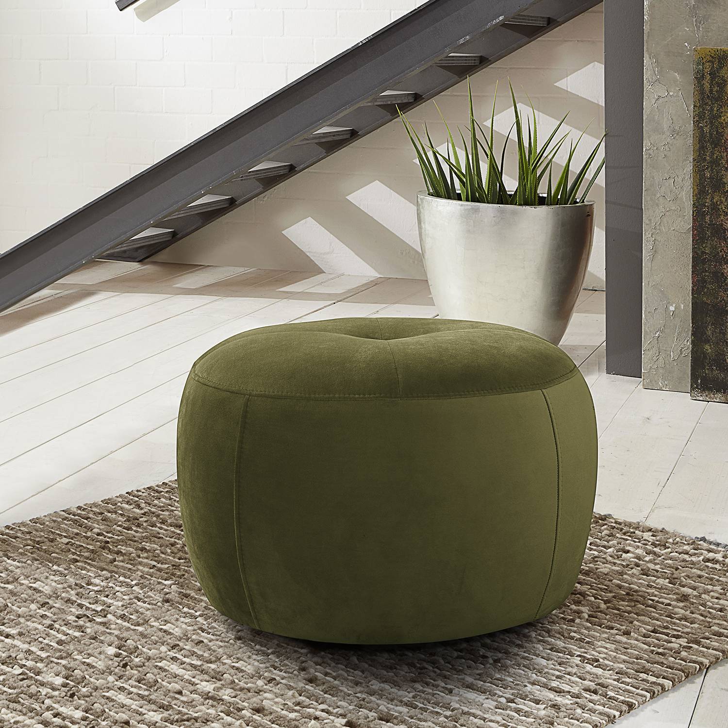 home24 Polsterhocker Monteux 63 x 63cm Grün Samt Ravi: Olivgrün home24 Polsterhocker Monteux 63 x 63cm Grün Samt Ravi: Olivgrün von home24