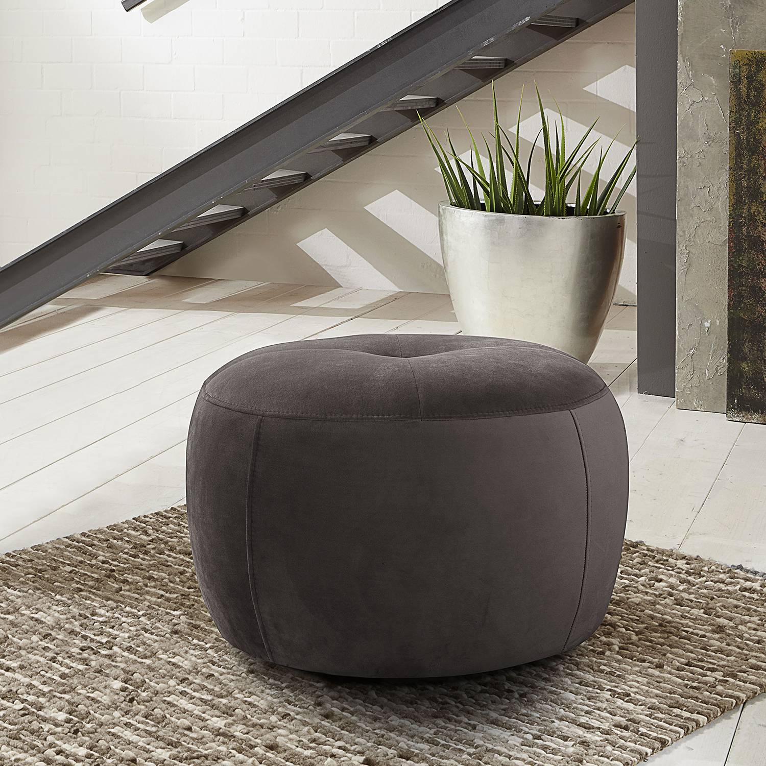 home24 Polsterhocker Monteux 63 x 63cm Grau Samt Ravi: Graubraun home24 Polsterhocker Monteux 63 x 63cm Grau Samt Ravi: Graubraun von home24