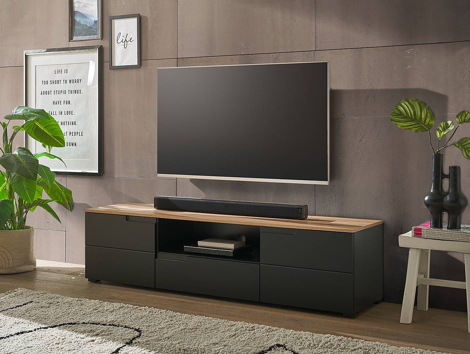 home24 TV-Lowboard Front: MDF Mitteldichte Holzfaserplatte , foliert Deckplatte & Korpus: Spanplatte, beschichtet Schwarz 165 x 42 x 40cm home24 TV-Lowboard Front: MDF Mitteldichte Holzfaserplatte , foliert Deckplatte & Korpus: Spanplatte, beschichtet Schwarz 165 x 42 x 40cm von home24