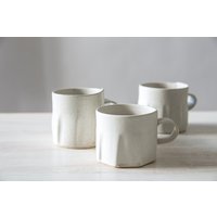 Keramik-Teetasse, Moderne Kaffeetasse, Weiße Keramiktasse, Kaffeetasse Mit Tiefen Breiten Linien, Strukturierte Facettiert Gemusterte Tasse von FreeFolding