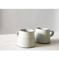 Weiße Kaffeetassen, Weiße Keramiktassen, Handgefertigte Steingut-Kaffeetassen, Moderne Tassen, 2Er-Set von FreeFolding