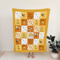 Biene Decke | Be Brave - Happy Kind Minky Faux Quilt von FreeRangeTribeCo