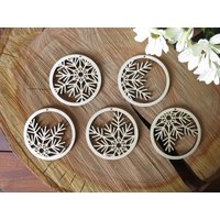 Birkenholz Schneeflocken Ornamente 5Er Set, Laser Cut Weihnachtsdekor von FreeWoodPL