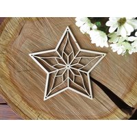 Filigraner Stern Aus Holz Als Winter-Spitze Fensterdeko von FreeWoodPL