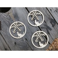 Schneeflocken-Katze Hölzerne Weihnachtsverzierung Birkenkugel-Set von FreeWoodPL