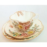 Antikes Geflochtenes Teetasse Trio Mit Floral Und Schmetterling Detail Gold Borte, Vintage Weiß China, Teatime von FreeburyandPickle